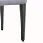 Ensemble de table et de chaises. Table de salle à manger épissée noire avec fonction de rangement au milieu des pieds de la table, jumelée à des chaises de salle à manger en coton et lin gris clair, simples et polyvalentes.-579558265