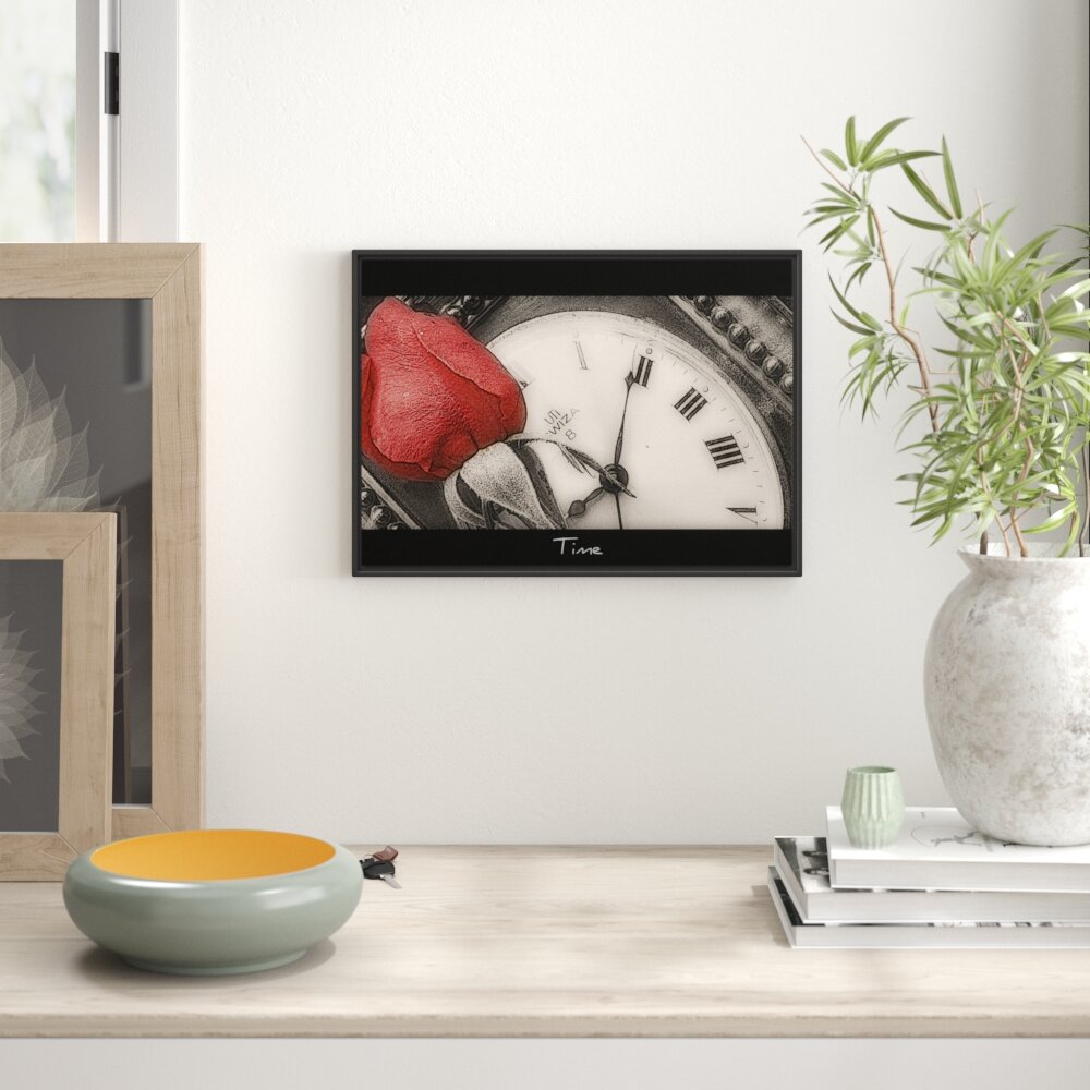 Gerahmtes Wandbild rote Rose auf alter Uhr