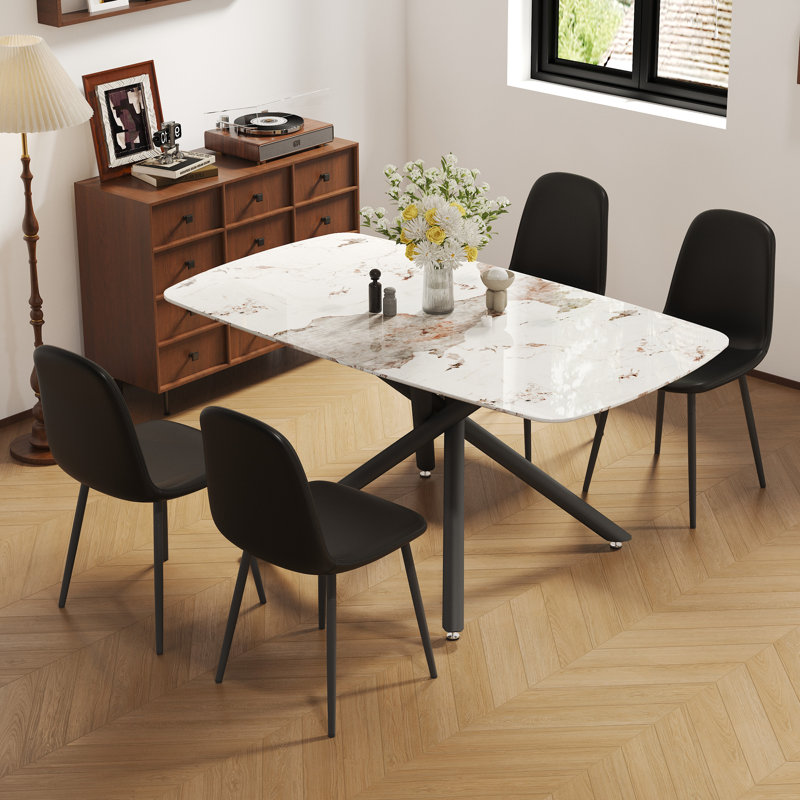 Ensemble de table et de chaises. Ensemble de table de salle à manger en verre trempé à motif de marbre blanc - 63 po x 35,4 po avec 4 chaises latérales rembourrées en polyuréthane noir de style Mid-Century. Pied de table en métal noir fourchette simple.