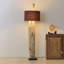 Café + brun + coton noir et lin + lampes sur pied de forme libre en bois massif