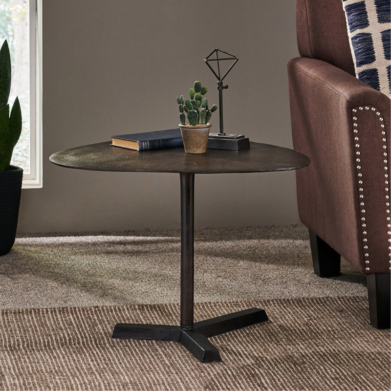 Table elliptique en aluminium brut pour terrasse moderne avec texture et esthétique