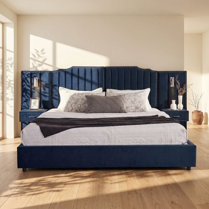 Lit plateforme tapissier très grand capitonné en velours avec table de chevet et lampes Aurelius l 81 po x P 81 po x H 12 po