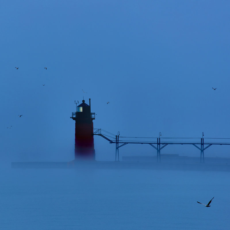 Phare la nuit II, H 30 po x l 30 po