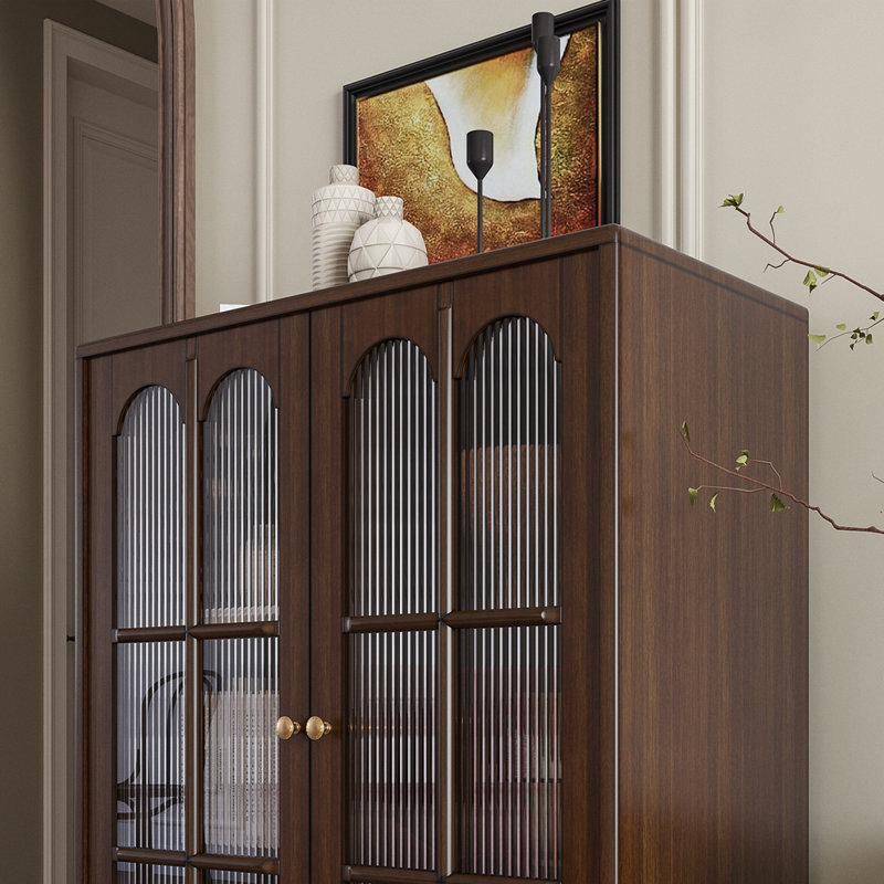 Vitrines en bois massif et verre foncé