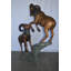 Statue en bronze avec deux béliers sur un rocher Navarrette - Taille: L 49 po x l 20 po x H 64 po.