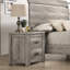 Élégante table de chevet en bois gris vieilli avec deux tiroirs pour deux chambres contemporaines dans une ambiance luxueuse