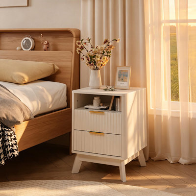 Ensemble de 2 tables de chevet cannelées modernes de 18 po avec station de charge, table d'appoint à profil courbé avec 2 tiroirs, table de bout multifonctionnelle pour la chambre à coucher et le salon, chêne naturel