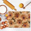 Planche à découper en verre Golden Daisy Design dans des tons de jaune radieux et de brun terre parfait pour la cuisine ou les aventures de camping en plein air-114446830