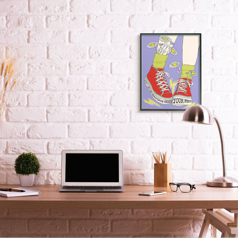«Don't Let Grass Grow Under Your Feet» par Sangita Bachelet - impression d'art graphique, Giclée encadrée noir minuit