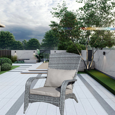 Confortable chaise d'extérieur à coussins gris, structure et coussins endommagés par le soleil