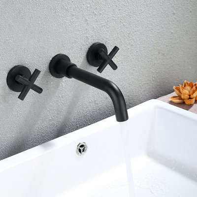 Robinet de lavabo mural noir mat avec bonde escamotable. Poignées en croix classiques pour un contrôle facile du débit d'eau. Splash Aérateur réduit le bruit et le débit efficace. Fabriqué en laiton inoxydable de qualité