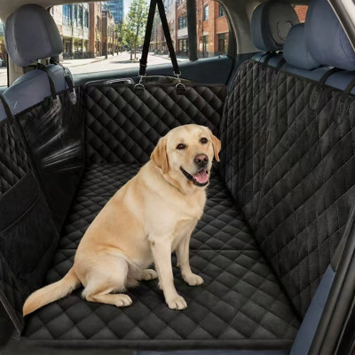 Supportant jusqu'à 204 kg, cette rallonge de siège arrière rigide et étanche utilise un matériau robuste 600D avec protection anti-rayures et antidérapante, des protections de porte et une fenêtre en filet pour voitures et SUV.