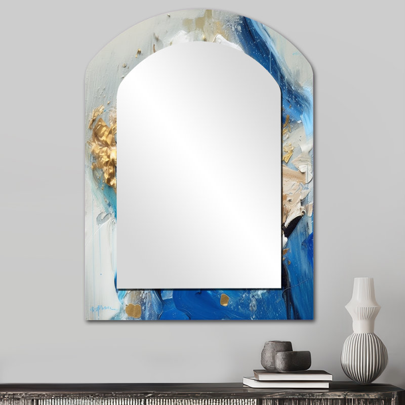 Indigo éveillé abstrait en bleu et or II - grand miroir mural arqué sur métal, 34 po x 25 po