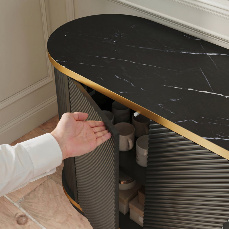 Buffet diagonal cannelé avec bordure dorée, plateau en faux marbre, rangement moderne pour la salle à manger et le salon