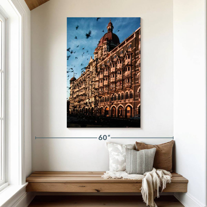 Lilie à l'extérieur du Taj Mahal Hotel, H 48 po x l 32 po