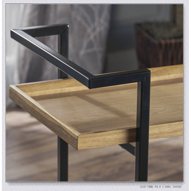 Chariot-bar industriel moderne avec aspect bois élégant, tablettes à deux lèvres et roulettes pour une mobilité facile