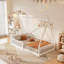 Lit simple en bois avec clôture-419681294