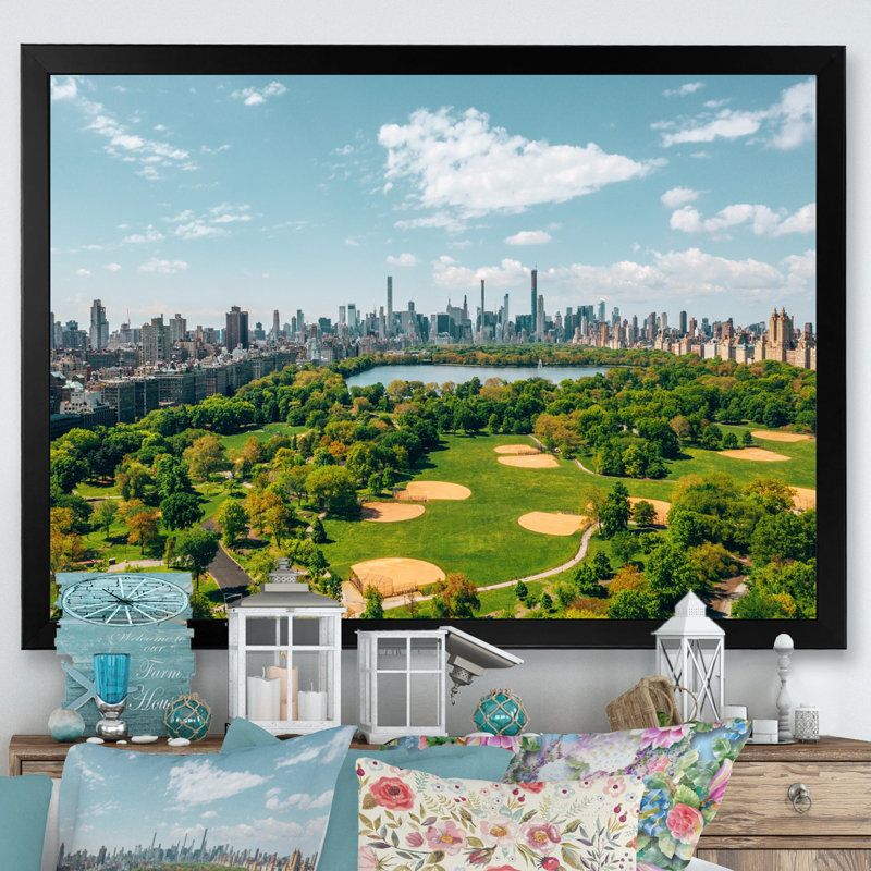 «Futuristic Golf in Central Park», reproduction sur toile, H 12 po x l 20 po x P 1 po, Cadre photo noir