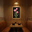 Plantes et fleurs tulipes roses sur fond noir avec motif doré-1160957155