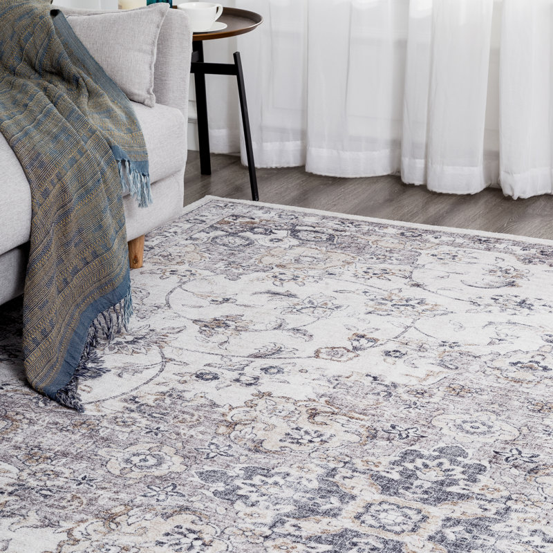 Hoelscher Oriental Area Rug in Gray, Rectangle 5'6" x 8'6"