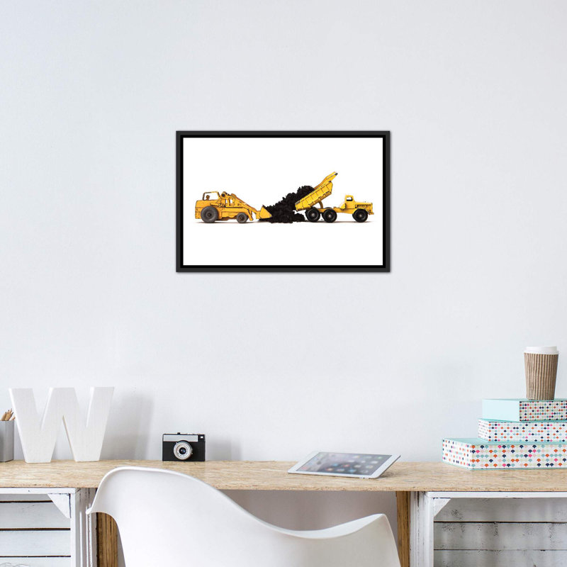«Dump Truck Dirt on White» par Saint and Sailor Studios - reproduction de photo, H 18 po x l 26 po x P 1,5 po, Pas de tapis
