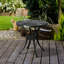 Table bistro ronde noire de 30 po avec trou pour parasol, table de salle à manger d'extérieur en fonte d'aluminium. Structure rouille, configuration de base stable, pieds réglables