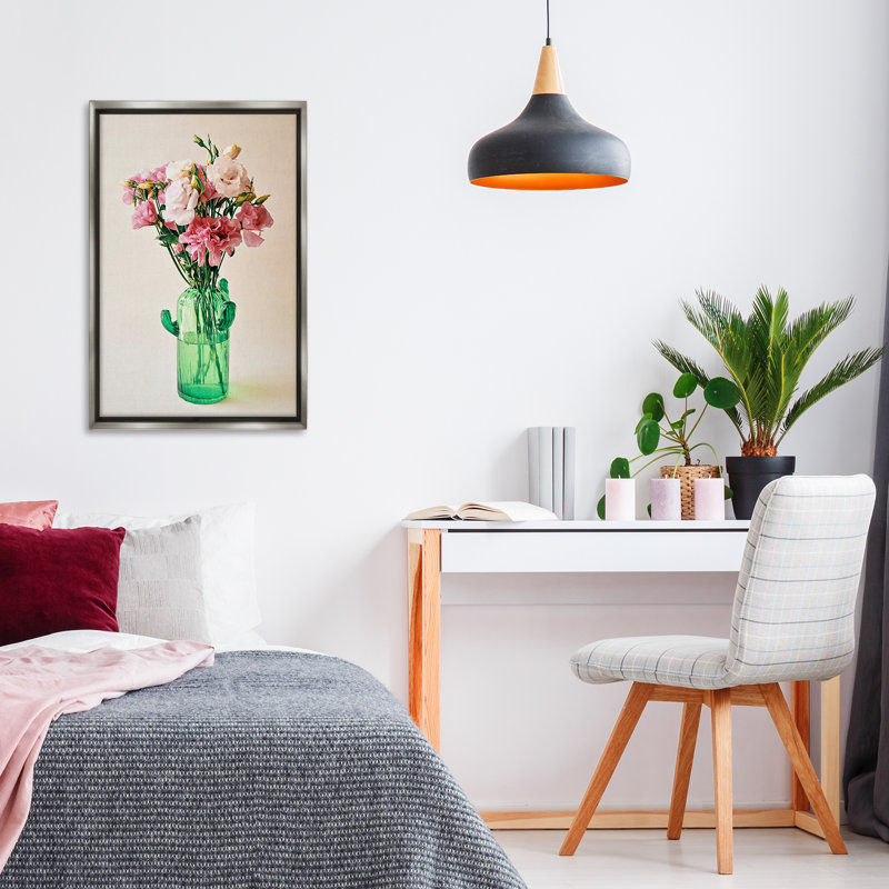 Fleurs dans un vase de cactus encadré noir sur toile flottante par Incado, Cadre flottant gris lustré, H 31 po x l 21 po
