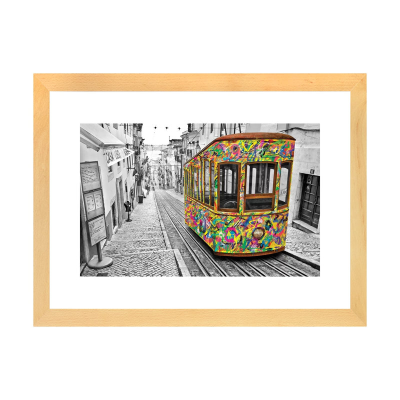 « Lisbon tram » par Ben Heine-reproduction de photo, H 24 po x l 32 po x P 1 po, Toile avec cadre en bois beige, Blanc