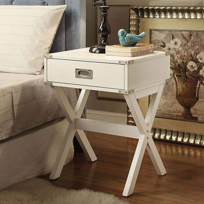 Table d'appoint avec coins en métal