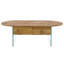 Table basse avec tiroirs doubles. La surface de la planche est un autocollant en panneau de fibres à densité moyenne, et les deux côtés sont en verre trempé. La conception est simple et élégante, avec d'excellentes fonctions de rangement.