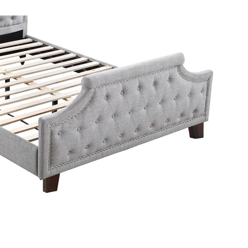 Lit double confortable et élégant avec tête et pied de lit rembourrés pour une expérience de chambre à coucher relaxante