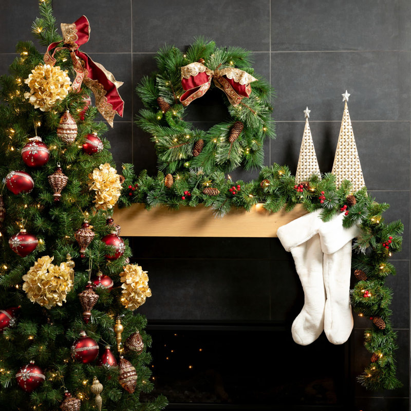Guirlande de Noël artificielle à DEL 9 pi avec pommes de pin et baies, vert