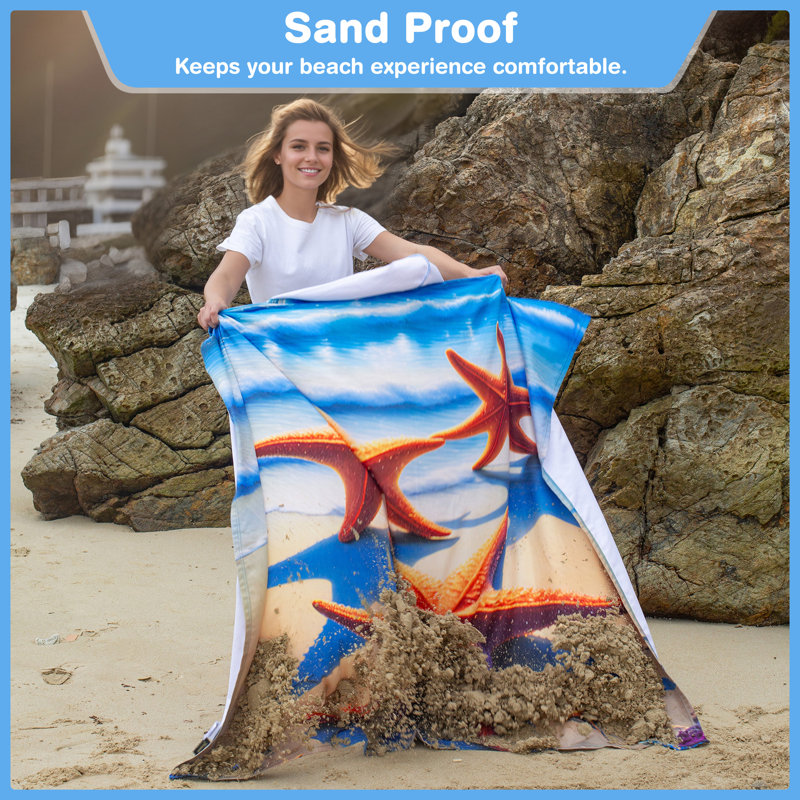 Serviette de plage légère avec capuche East Urban Home pour adulte