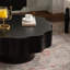 Table basse festonnée: forme unique à bord ondulé, pièce centrale élégante pour les espaces élégants.-129505488