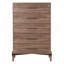 La commode et la commode avec une finition en bois clair et des poignées foncées minces allient simplicité moderne et rangement spacieux pour la chambre à coucher