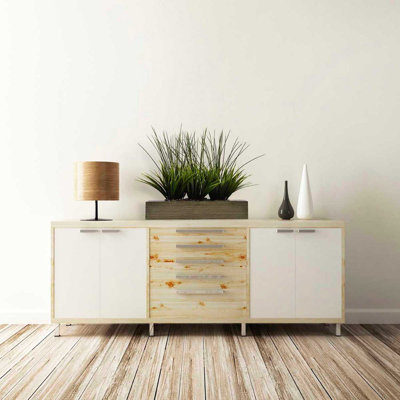 Imitation herbe verte en plastique artificiel de maison rétro dans une jardinière designer taupe