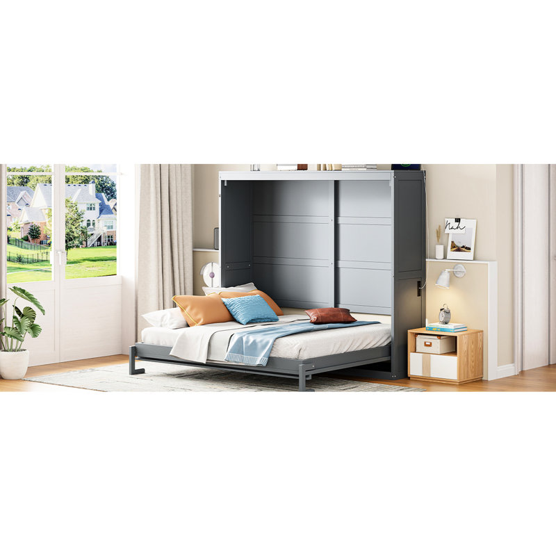 Le lit double gris peut être plié dans une armoire pour ouvrir un espace dans un bureau à domicile multi-usage