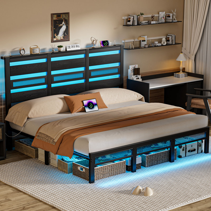 Structure de lit avec lumières DEL et station de charge, structure de lit plateforme en métal avec rangement sous le lit, tête de lit, support silencieux / support en métal / aucun sommier nécessaire