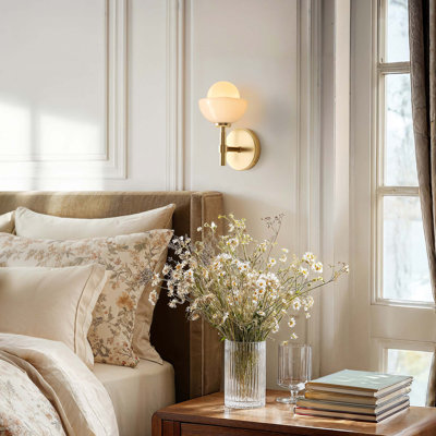 Applique murale moderne à un bras - Métal, verre et or, ivoire blanc 1 lumière câblé à intensité variable pour salle de bain ou couloir dans un style moderne, Mid-Century et contemporain