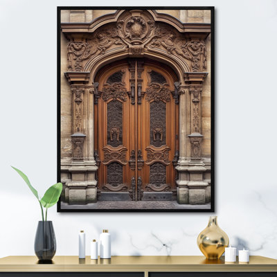 Vieille porte en bois avec sculptures à Paris, France IV