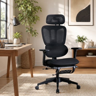 Une chaise de bureau noire à haut dossier de 48,67 pouces avec repose-pieds, dossier en filet, coussin de siège en mousse, appui-tête, accoudoirs et soutien lombaire dynamique.