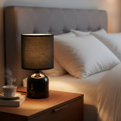 Lampe de table en céramique avec abat-jour dôme noir