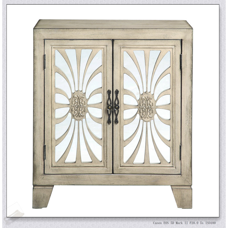Console blanche antique avec portes en miroir, combinant une élégance intemporelle et un grand rangement pour toute maison