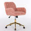 Fauteuil de bureau à assise large rose, piètement en métal doré, pour un environnement d'étude productif et respirant.