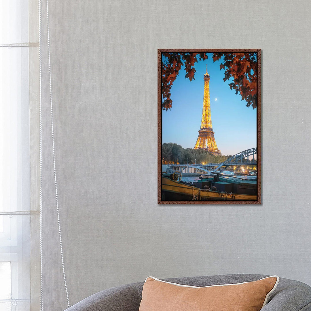 Eiffelturm Rot Natur In Paris von Philippe Manguin - Galerie-verpackte Leinwand Giclée