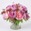 Pivoines en soie dans un vase en verre avec de l'eau artificielle