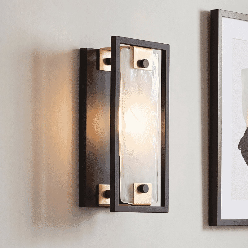  Applique murale 1 lumière Hayward en noir mat avec accents laiton chaud