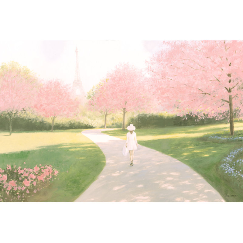 Chemin de Paris vers la Tour Eiffel, marche à Paris, femme qui marche, arbres roses, vert, herbe, parc, gris, crème, mode, fleurs