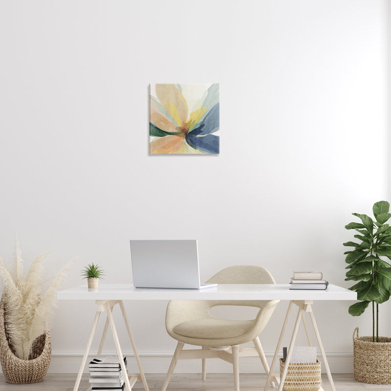 Toile dégradée de fleurs pastel subtile, design par Irena Orlov, H 17 po x l 17 po