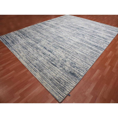 Tapis surdimensionné bleu et ivoire 11 pi 7 po x 14 pi 10 po en soie pure à rayures modernes avec laine texturée nouée à la main sur un ton surdimensionné